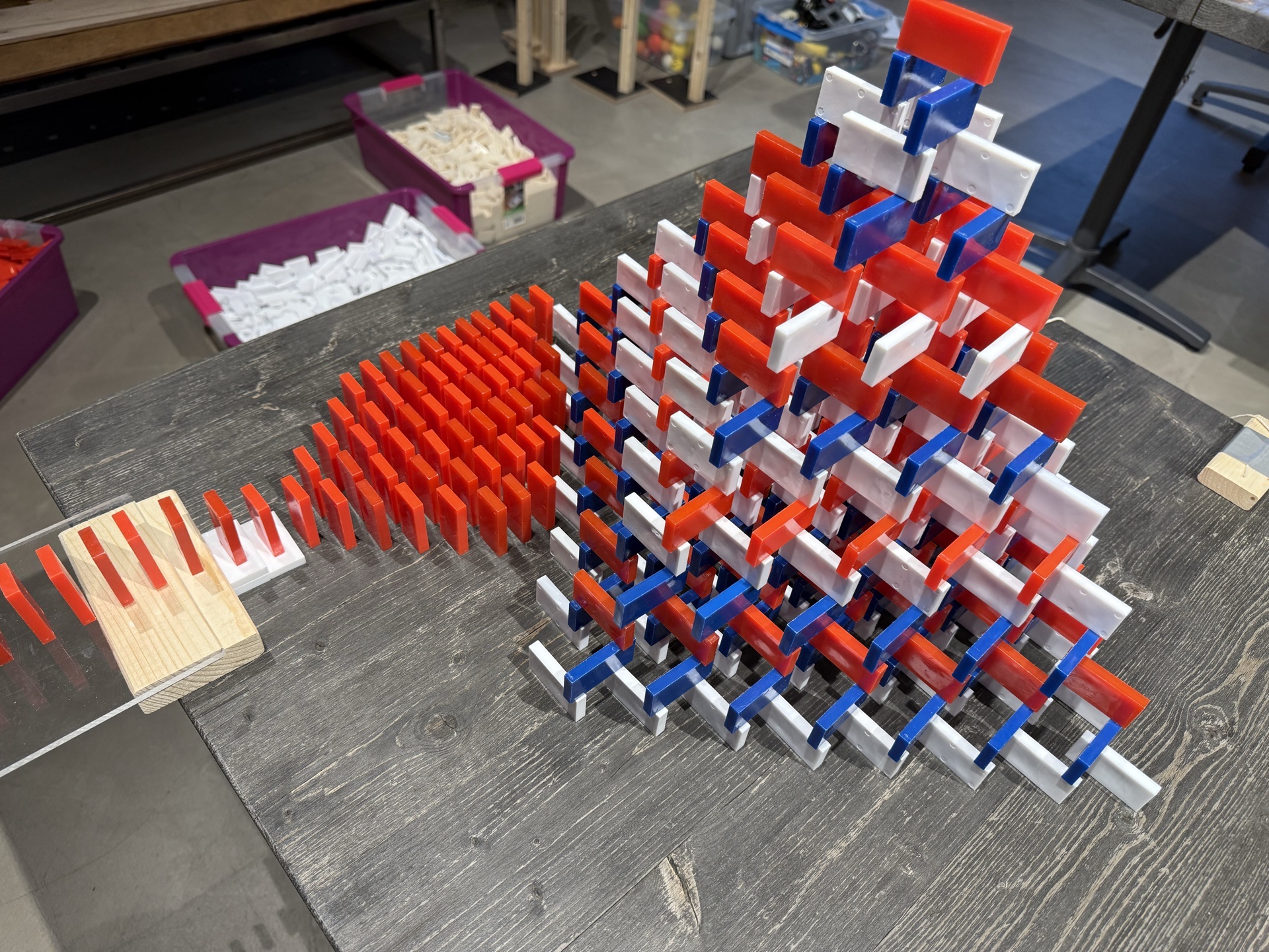 Aufbau einer spektakulären Dominokonstruktion im Rahmen eines Firmenevents